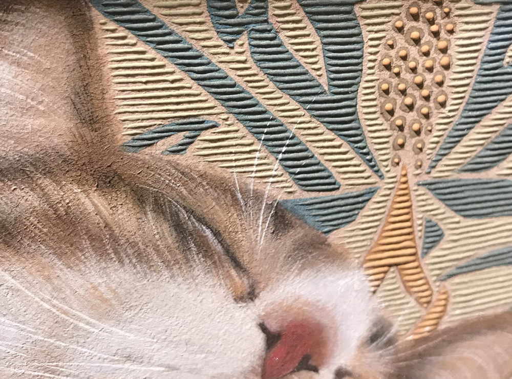 拡大：猫のふわふわの毛も、背景も驚くべき精細さで描かれています。