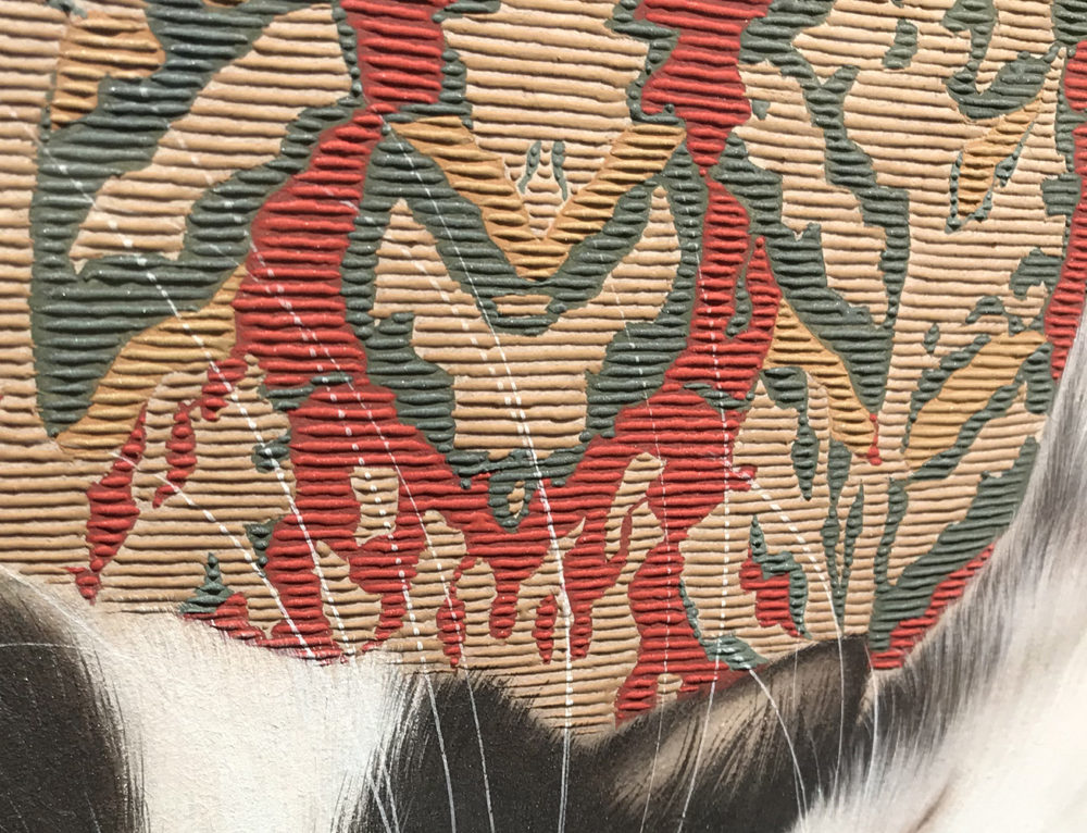 拡大：1本1本がぷっくりと盛り上がり、カーペットの柄に立体感を出しています。猫の毛のふんわり感との違いを常に意識して描いているそうです。