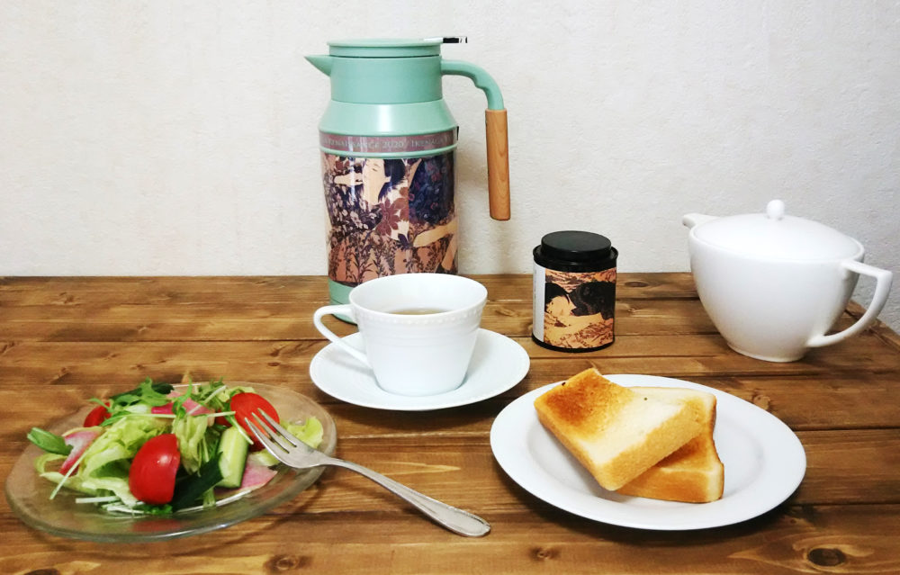 日常と特に密接な食卓。ポットと紅茶缶で彩りを添える。