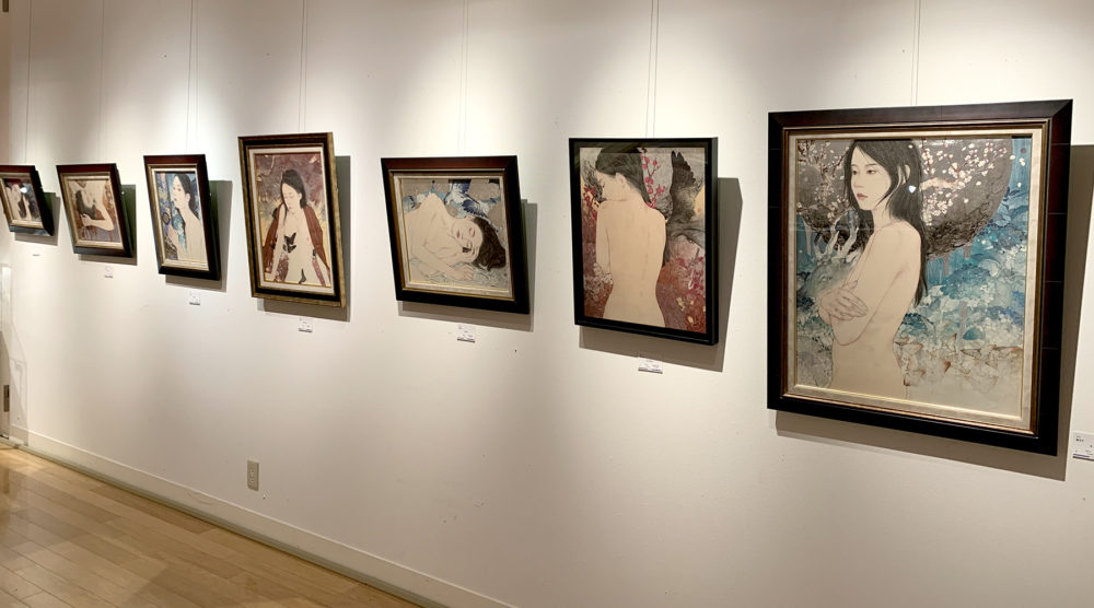 顧洛水さん。インスタレーションコーナーでは作品の中によく出てくる蝶の標本も展示しています。